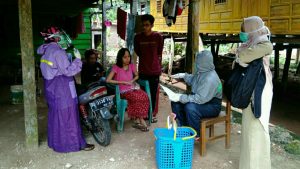 Walau Bercucuran Keringat, Perawat Ini Tak Kenal Lelah Memakai APD