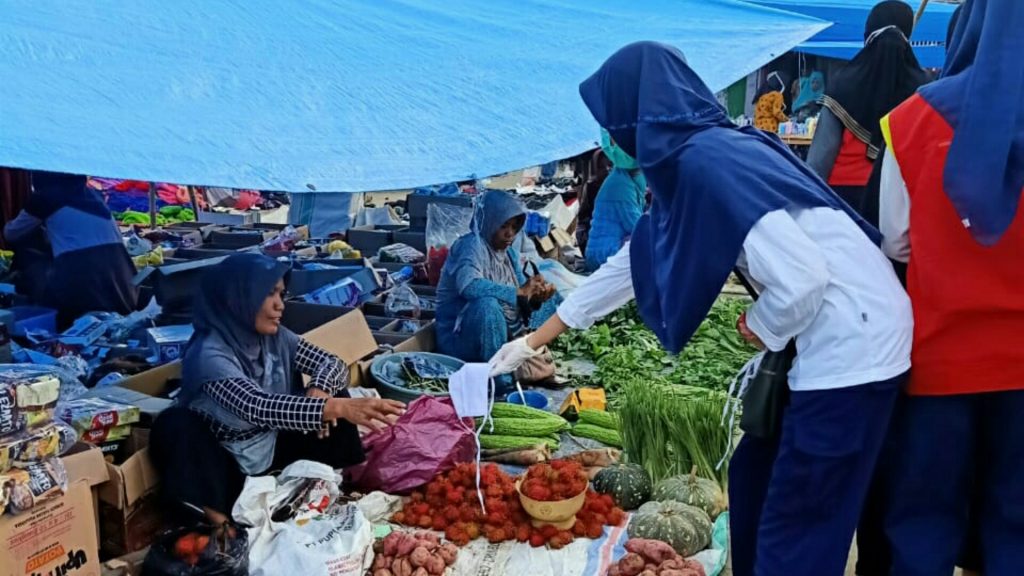 Cegah Covid-19, PMR SMAN 12 Bulukumba Bagi-Bagi Masker