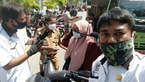 Redam Penyebaran Covid-19, Forum LPM Kecamatan Tallo Bagi-Bagi Masker