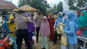 BNK Sinjai Sosialisasi dan Bagi-Bagi Masker di Pasar ASKA