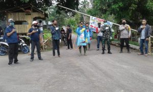 Cegah Penyebaran Covid-19, Karang Taruna Makkawarue Desa Saohiring Bagikan Hands Sanitizer, Masker dan Lakukan Penyemprotan