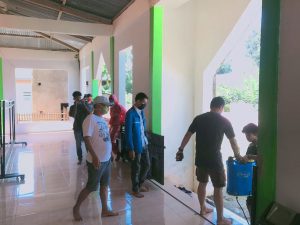 Bentuk Pencegahan Covid-19,DPK KNPI Sinjai Selatan dan Pemuda Aska Lakukan Penyemprotan Disinfektan