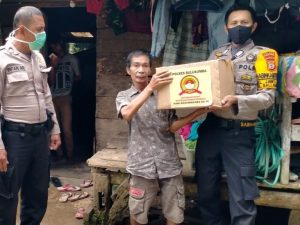 Jelang Hari Bhayangkara Ke-74, Polsek Bulukumpa Bagikan Paket Sembako Kepada Warga Terdampak Covid-19