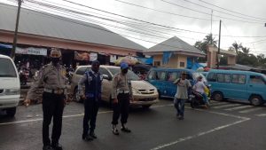 Antisipasi Kemacetan, Kanit Lantas Polsek Bulukumpa Pengaturan Depan Pasar Rakyat Tanete