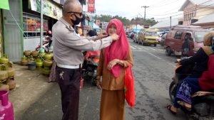 Wujudkan Kebiasaan Baru, Kanit Lantas Polsek Bulukumpa Bagikan Masker di Pasar Rakyat Tanete