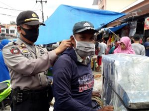 Urai Kemacetan di Depan Pasar, Wakapolsek Bulukumpa Himbau Warga Pakai Masker