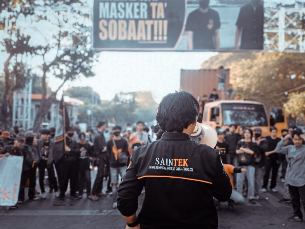 Tolak Omnibus Law, Mahasiswa Makassar Kembali Tutup Jalan