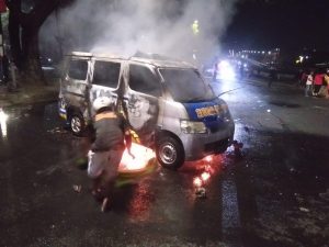 Aksi Demonstrasi Berakhir Ricuh, Ambulance NasDem Dibakar dan Gedung Dirusak Oleh Massa
