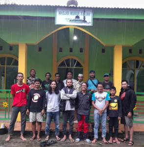 Kanit Binmas Polsek Bulukumpa Gelar Bakti Sosial Bersama Komunitas Motor Trail B-Track Bulukumba
