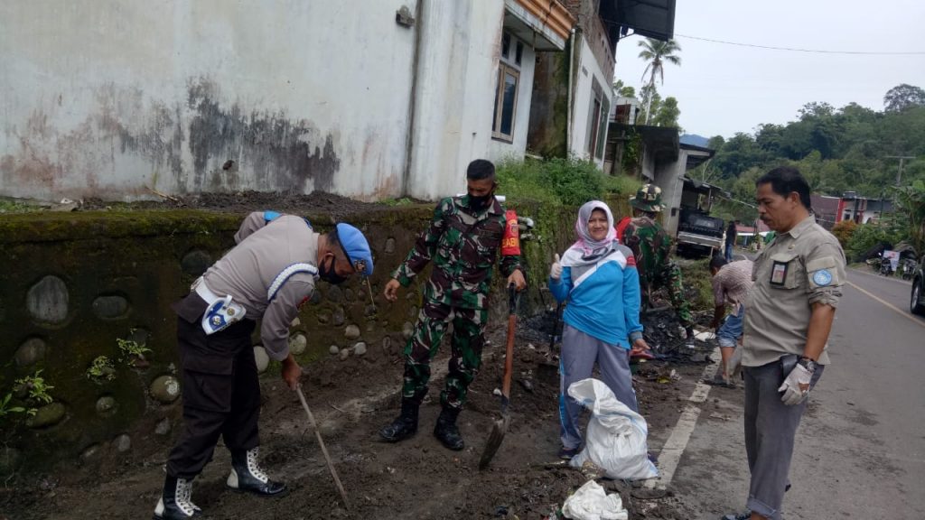 Sinergitas TNI-POLRI dan Pemerintah Kecamatan Bulukumpa Melalui Semangat Gotong Royong