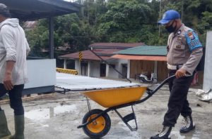 Kanit Provos Polsek Bulukumpa Bantu Warga Bangun Pagar Mesjid