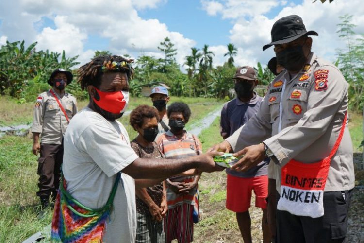Binmas Noken Berikan Bibit Pertanian Bagi Kelompok Tani di Distrik Waina