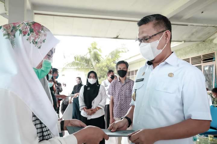 Wali Kota Kendari Kembali Menyerahkan Kartu Indonesia Sehat Secara Simbolis