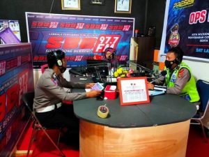 Hari Ke-2 Ops Keselamatan 2021, Sat Lantas Polres Bone Sosialisasi Melalui Siaran Radio