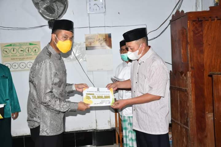 Kunjungi Sinjai Selatan, Bupati Dan Wabup Sinjai Serahkan Bantuan Hibah di Masjid  Yang Berbeda