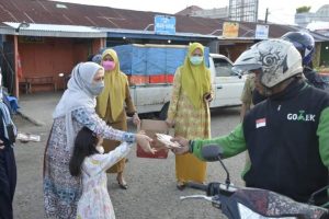Ketua TP-PKK Sinjai Bersama Pengurus Lainya Berbagi Takjil Buka Puasa