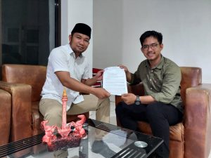 Ketum PP-HIPPMA-KOLSEL Serahkan Peryataan Sikap Terkait PT. AMI Ke DRPD Kolaka