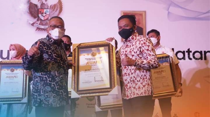 PWI Sulsel Beri Penghargaan Tokoh Peduli Pers Kepada Bupati Bantaeng Ilham Azikin