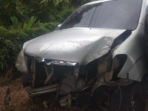 Akibat Sopir Mengantuk, Mobil Avansa Seruduk Pohon di Pinggir Jalan