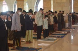 Bersama Keluarga dan Masyarakat, Bupati Shalat Idul Fitri di  Mesjid Islamic Centre Sinjai