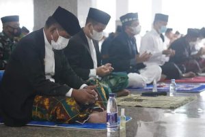 Dengan Prokes Ketat, Bupati Kolaka Utara Shalat Id di Masjid Agung Bahrur Rasyad Wal Ittihad Lasusua