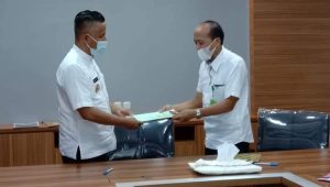 Wabup Konsel Serahkan Sertifikat Tanah Hibah Pembangunan Kantor Manggala Agni