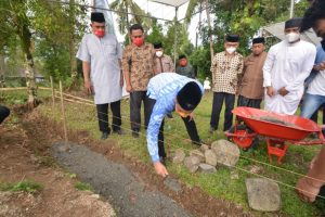 Bupati Sinjai Lakukan Peletakan Batu Pertama Pembangunan Masjid Andi Abdullah Asapa Dusun Lambari