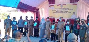 Gratis, Bupati Konsel Serahkan 101 Sertifikat PTSL Kepada Warga Desa Wundumbolo
