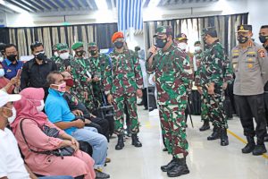 Danrem 071 Wijayakusuma Dampingi Panglima TNI dan Kabaharkam Polri Tinjau Serbuan Vaksinasi di Cilacap