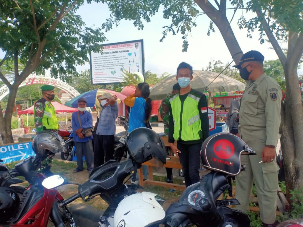 Gelar Patroli, Babinsa Ingatkan Pengunjung Kebon Raya Indrokilo