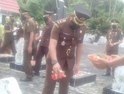 Kajari Selayar Pimpin Tabur Bunga Di TMP Barugaiya Dalam Rangka HUT Dharmakarini Ke-21