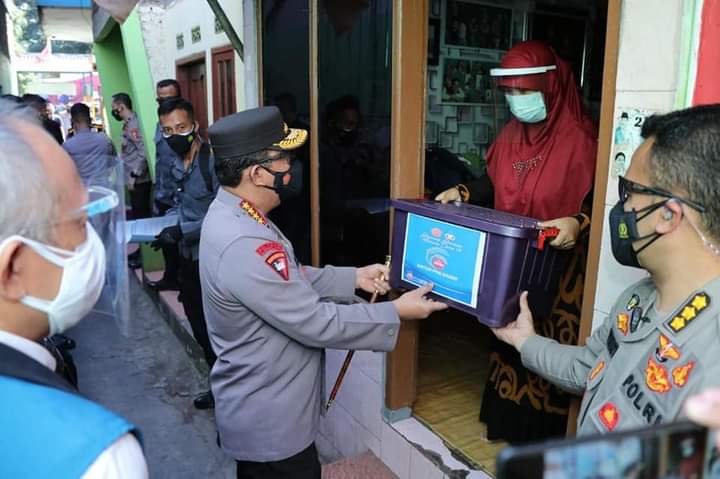 Panglima TNI Marsekal Hadi Tjahjanto dan Kapolri Jenderal Listyo Sigit Prabowo melakukan peninjauan ke Posko PPKM Mikro di Kantor Kelurahan Turangga, Lengkong, Bandung, Jawa Barat