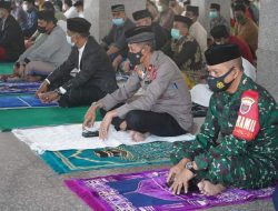 Usai Shalat Idul Adha di Mesjid Agung Lasusua, Bupati Kolut Serahkan Sapi Kurban