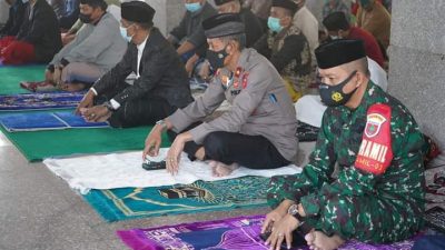 Usai Shalat Idul Adha di Mesjid Agung Lasusua, Bupati Kolut Serahkan Sapi Kurban
