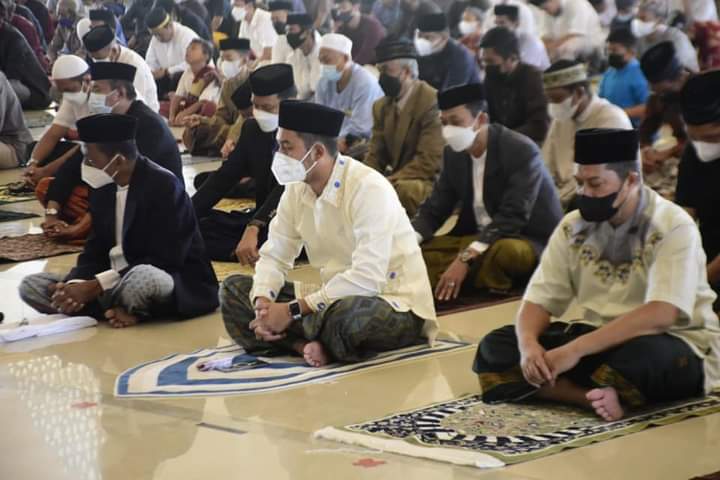 Bupati Sinjai, Andi Seto Gadhista Asapa bersama jajaran dan masyarakat melaksanakan shalat Idul Adha 1442 H di Mesjid Islamic Center Tanassang