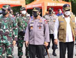 Selain Sosialisasi Vaksin Keliling,  Panglima TNI dan Kapolri Serahkan Langsung Bansos ke Warga Jakarta