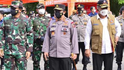 Selain Sosialisasi Vaksin Keliling, Panglima TNI dan Kapolri Serahkan Langsung Bansos ke Warga Jakarta