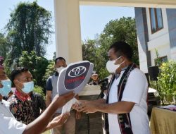 Bupati Manggarai Barat Serahkan Delapan Unit Mobil Hilux Kepada Bumdes Yang Aktif