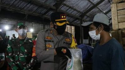 Gelar Patroli Skala Besar, Polres Banjanegara Sekaligus Bagi Sembako Pada Warga Terdampak PPKM Level 4