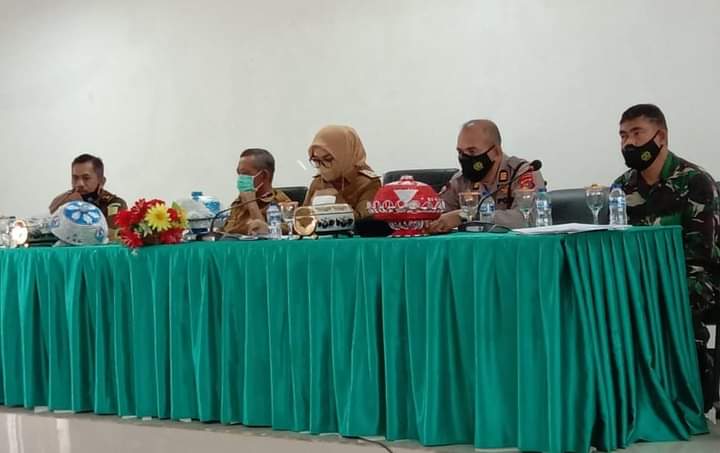 Rapat Persiapan Pemantapan HUT RI ke-76 tingkat Kabupaten Buton yang dipimpin langsung Wakil Bupati Buton, Iis Elianti, Selasa, 27 Juli 2021 di Aula Bupati Buton, Takawa, Pasarwajo.