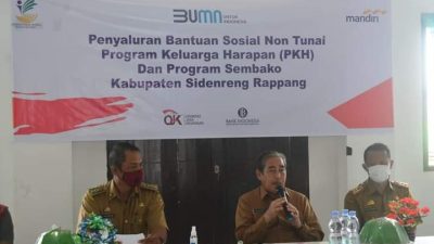 Hari Jadi Ke-14 PKH, Bupati Sidrap Serahkan Kartu Program Sembako