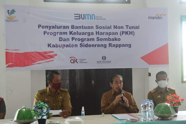 Hari Jadi Ke-14 PKH, Bupati Sidrap Serahkan Kartu Program Sembako
