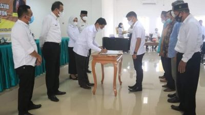 Bupati Buton Serahkan 926 Juta Bantuan Pembangunan Sejumlah Mesjid