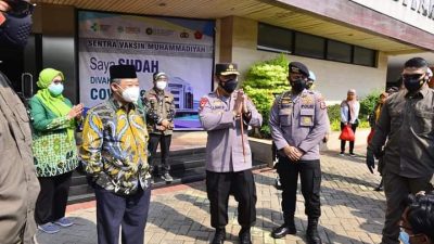 Kapolri Jenderal Listyo Sigit Prabowo meninjau langsung vaksinasi massal Covid-19 di Gedung Pusat Dakwah Muhammadiyah, Menteng, Jakarta Pusat.