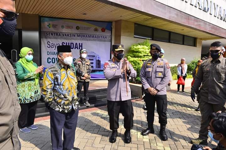 Kapolri Jenderal Listyo Sigit Prabowo meninjau langsung vaksinasi massal Covid-19 di Gedung Pusat Dakwah Muhammadiyah, Menteng, Jakarta Pusat.