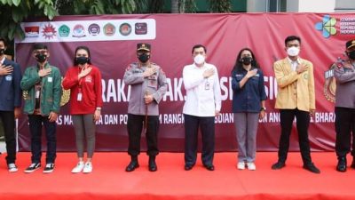 Foto bersma Kapolri bersama mahasiswa saat meninjau vaksinasi massal yang dilaksanakan kolaborasi Polri dalam rangka bakti 30 tahun pengabdian