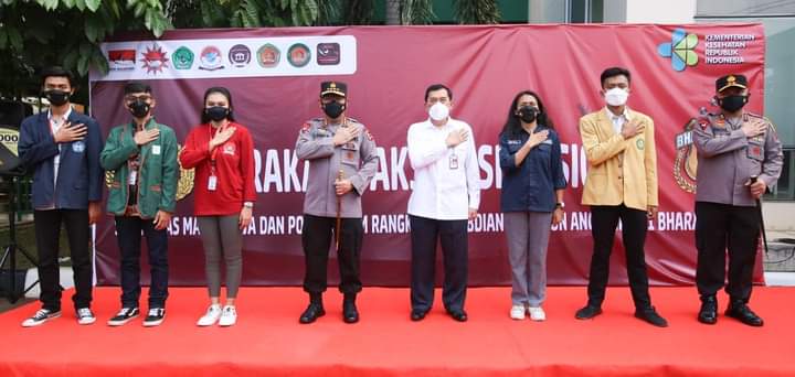 Foto bersma Kapolri bersama mahasiswa saat meninjau vaksinasi massal yang dilaksanakan kolaborasi Polri dalam rangka bakti 30 tahun pengabdian