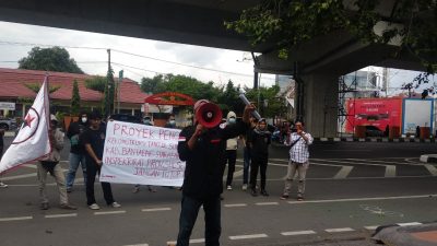 Aksi Unjuk Rasa Aliansi KAMRI-GMPK di depan kantor Inspektorat Provinsi Sulawesi Selatan, Kamis (15/07/2021)