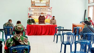 Danramil 1602-04/ Maurole Letda Inf.Hendrik Kalamulla  bersama anggotanya berkoordinasi di tingkat Kecamatan terkait karantina terpusat