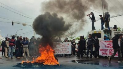Aliansi Pemuda Mahasiswa Menggugat Menggelar Aksi Unjuk Rasa Mengecam Tindak Kekerasan Yang Dilakukan Oknum Satpol PP, Aksi dilakukan di depan kantor Bupati Gowa